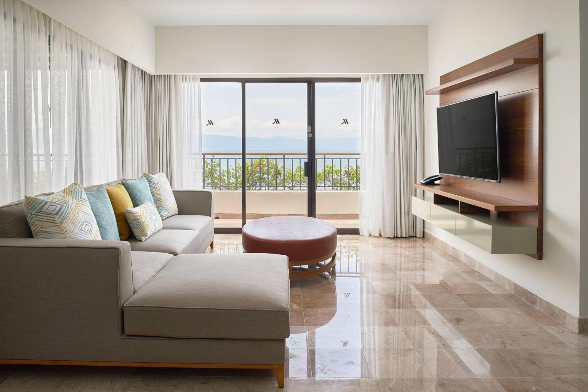 1 Bedroom Presidential Suite 1 King Oceanfront Terrace