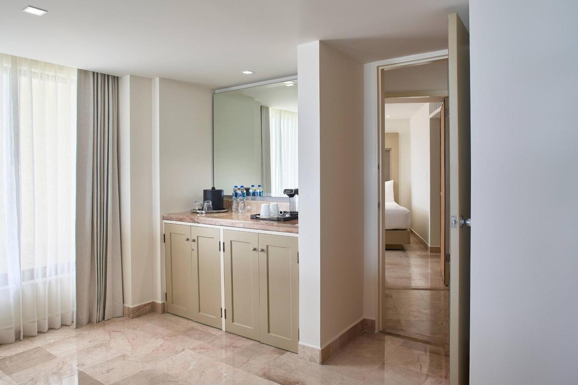 Governor Suite 1 Bedroom Larger Suite 1 King Oceanfront
